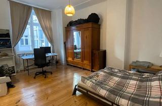 Wohnung kaufen in 10439 Berlin, Bezugsfreie Altbauwohnung im Herzen Berlins - Ideal für Singles und Paare