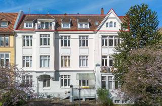 Wohnung kaufen in 23568 St. Gertrud, Wohnen über dem Stadtpark: Dachterrasse, Kamin & Altbaucharme