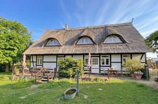Haus kaufen in 17429 Benz, Charmantes Fachwerkhaus unter Reet mit vier Ferienwohnungen