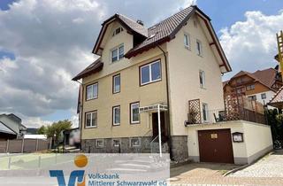 Mehrfamilienhaus kaufen in 78136 Schonach, Sonniges Investitionsglück – Teilvermietetes 3-Parteienhaus mit Garten und Garage in Schonach!