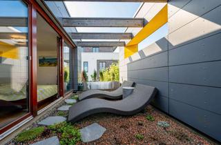 Haus kaufen in Altkönigblick, 60438 Frankfurt, Architektur seiner Zeit voraus – Modernes Reihenendhaus mit Dachatrium am Riedberg (Altkönigblick)