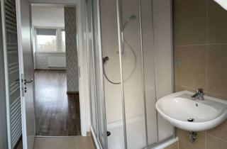 Wohnung mieten in Wackenbrucher Straße 137, 46485 Wesel, Charmante 2-Zimmer-Dachgeschosswohnung mit Einbauküche