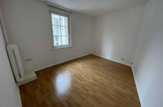 Wohnung kaufen in 23552 Innenstadt, Faktor 17,44 - Vermietet - 2 Zimmer - Lübecker Altstadt mit Blick auf die Petrikirche