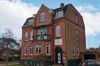 Wohnung kaufen in 24113 Hassee, Stilvolle Dachgeschosswohnung mit Altbaucharm in Kiel-Hassee