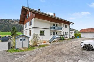 Wohnung kaufen in 87534 Oberstaufen, Erdgeschosswohnung mit Süd‑Balkon, Weitsicht und Renovierungspotenzial bei Oberstaufen