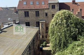 Anlageobjekt in 06749 Bitterfeld-Wolfen, Mehrfamilienhaus in Bitterfeld – mit 3 Einheiten und schmaler Zufahrt + DG-Reserve 252 qm WFL