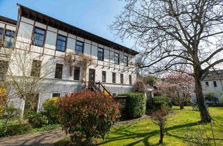 Wohnung kaufen in 53129 Kessenich, Lichtdurchflutete Altbauwohnung auf beeindruckendem Gartengrundstück in Bonn-Kessenich