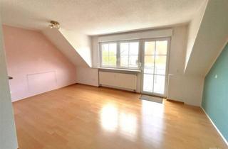 Wohnung kaufen in 92718 Schirmitz, Charmante Maisonette-Wohnung in ruhiger Toplage – mit Einbauküche, sonnigem Westbalkon und Garage