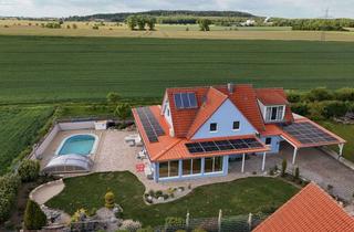 Haus kaufen in 91628 Steinsfeld, Wohnen, wo andere Urlaub machen – mit Pool, Wintergarten und unverbaubarem Weitblick