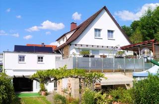 Haus kaufen in 72639 Neuffen, Zweifamilienhaus mit großer Terrasse, Einbauküche und Garage in Neuffen