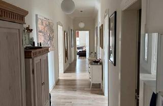 Wohnung kaufen in 34119 Kassel, Kassel - Stilvolle Altbauwohnung mit direkter Lage am Bebelplatz