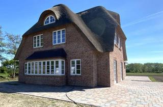 Haus kaufen in Merkemweg 37, 25938 Dunsum, Traumhaus auf Föhr - Exklusives Reetdachhaus (DHH) – Erstbezug mit Sauna, Kamin und Weitblick