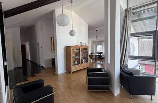 Wohnung kaufen in Oststraße, 58739 Wickede, Einzigartige Architektenwohnung mit hohen Decken, Designmerkmalen und Glas-Erker mit Panoramablick