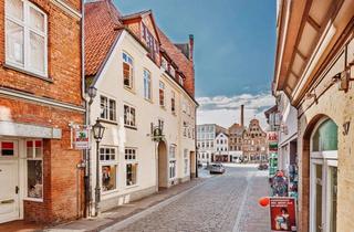 Wohnung kaufen in 21335 Lüneburg, Charmante Dachgeschossperle im Baudenkmal – Wohnen über den Dächern der Lüneburger Altstadt
