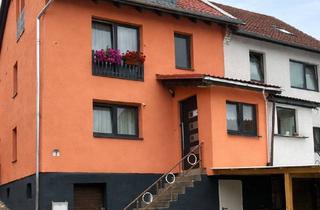 Einfamilienhaus kaufen in 36391 Sinntal, Großzügiges Einfamilienhaus mit viel Nutzfläche – komplett saniert, mit Terrassen, Garten & Garagen