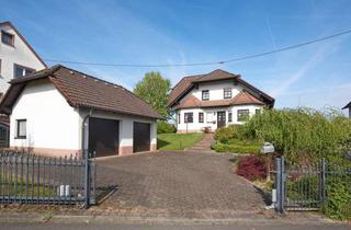Haus kaufen in 57614 Niederwambach, Landhaus mit großzügigem Grundstück und Garagen in Niederwambach-Seyen