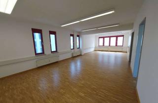 Gewerbeimmobilie kaufen in Zeppelinstraße, 82178 Puchheim, Großzügige Büroräume incl. eigener Parkplätze in Puchheim