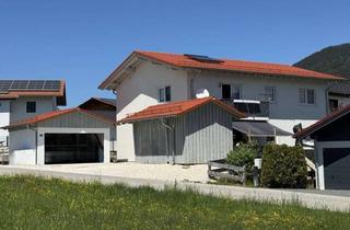 Haus kaufen in 83334 Inzell, Ruhig und sonniges, vermietetes Zweifamilienhaus (Fertighaus) mit Doppelgarage und Carport