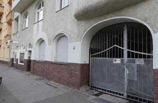 Wohnung kaufen in Weserstraße 24, 10247 Berlin, Berlin - Geräumige 2-Zimmer-Wohnung zur Renovierung im Herzen von Friedrichshain, Berlin