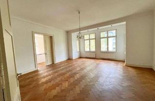 Wohnung kaufen in 65185 Wiesbaden, Altbauetage mit Erker und Aufzug im Einzeldenkmal