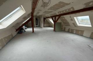 Wohnung kaufen in 91245 Simmelsdorf, Lichtdurchflutete Dachgeschossfläche mit Charme und Ausbaupotenzial