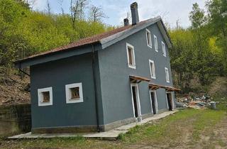 Einfamilienhaus kaufen in 83093 Bad Endorf, Bad Endorf - Haus zwischen Piemont und Ligurien im Wald zu verkaufen