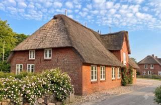 Haus kaufen in 25938 Süderende, Klassischer Friesengiebel, modernes Herz: Saniertes Reetdachhaus in geschützter Ortslage