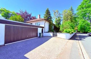 Haus kaufen in Bergstraße 40, 91341 Röttenbach, Massiver Bungalow auf Traum-Eckgrundstück mit Fernblick-Potenzial
