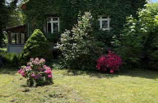 Haus kaufen in 15370 Fredersdorf-Vogelsdorf, Kleines wildes Waldschlösschen sucht Liebhaber alter schöner Dinge