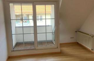 Wohnung kaufen in Kreuzstrasse, 79106 Stühlinger, Wohnen im Herzen des Stühlingers – sofort bezugsfreie 3-Zimmer-Dachgeschosswohnung mit sonniger Logg