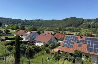 Haus kaufen in Am Mittelberg 14, 67749 Offenbach-Hundheim, Mit Blick über Dächer und Pools hinweg ins grüne Tal