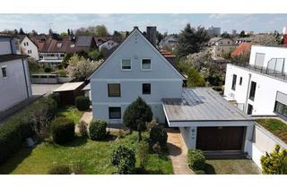 Mehrfamilienhaus kaufen in 80935 München, Attraktives Mehrfamilienhaus mit 3 Wohneinheiten und großem Entwicklungspotential