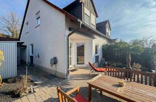 Doppelhaushälfte kaufen in 91325 Adelsdorf, Attraktive Doppelhaushälfte mit Westterrasse, Kachelofen & Garage in ruhiger Lage