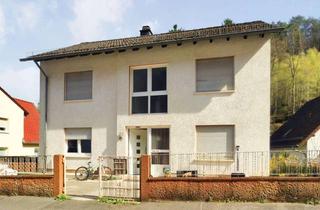 Haus kaufen in 66976 Rodalben, Ein Haus – viele Möglichkeiten: Freistehendes Ein-/Zweifamilienhaus mit zwei Garagen in Rodalben