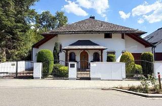Villa kaufen in 85521 Ottobrunn, Einziehen und Wohlfühlen: Charmante Walmdachvilla im Landhausstil mit Kamin, Sauna & idyllischem Gar