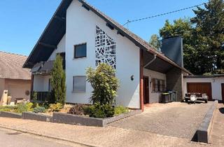 Haus kaufen in 66793 Saarwellingen, Saarwellingen - Architektenhaus mit 2 WE, Garten & 2 Garagen, provisionsfrei
