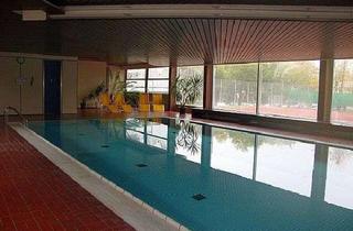 Wohnung mieten in Am Weißen Berg, 61476 Kronberg, Gepflegte 2-Zimmer-Wohnung mit Balkon, EBK, Tiefgarage, Schwimmbad, Sauna, Tennisplatz