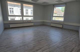 Büro zu mieten in Magazinplatz 11-15, 16928 Pritzwalk, zentral gelegene Gewerbeeinheit! ca. 143,74 m² Fläche, 4 Büroräume, Archiv, Aufzug, getrennte WC´s