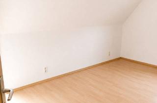 Mehrfamilienhaus kaufen in 97478 Knetzgau, Solides Mehrfamilienhaus mit Entwicklungspotenzial und attraktiven Mieteinnahmen