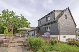 Haus kaufen in 51545 Waldbröl, Mehr Platz, mehr Möglichkeiten: Zwei Einfamilienhäuser, Pool und Baugrundstück
