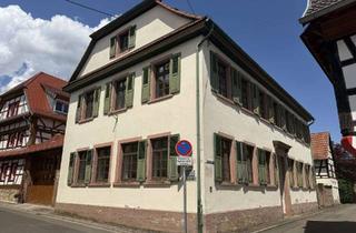 Haus kaufen in 76889 Schweigen-Rechtenbach, Ehemaliges Schulhaus mit Innenhof und Nebengebäuden-klassizistischer Baustil mit Denkmalschutz