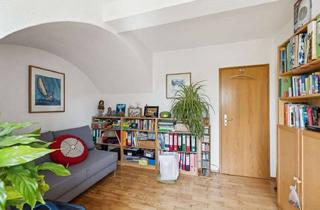 Wohnung kaufen in 90409 Nürnberg, Helle 3-Zimmer-Dachgeschosswohnung — neues Dach, ruhige Lage und Gartennutzung