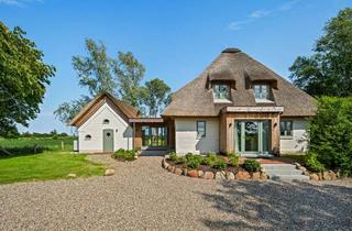 Haus kaufen in 24398 Dörphof, Klassische Schönheit unter Reet inmitten Schwansener Landschaft