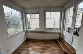 Wohnung mieten in Doktor-Wüstenfeld-Straße, 32545 Bad Oeynhausen, Preiswerte, geräumige 3-Zimmer-Erdgeschoss-Wohnung mit Balkon + Parkplatz am Kurpark