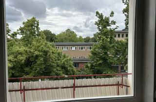 Wohnung kaufen in Sachsenwaldstraße 15 a, 12157 Steglitz, Sanierungsbedürftige 2-Zimmer-Eigentumswohnung mit Balkon in Berlin-Friedenau