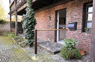 Haus kaufen in 40668 Meerbusch, Haus mit Historie und 2 Wohneinheiten, Garten & Garage.