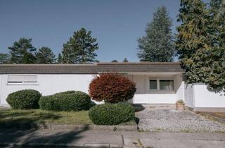 Haus kaufen in 82152 Krailling, Krailling - Exklusiver Bungalow mit Schwimmbad auf Südgrundstück