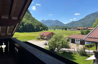 Wohnung kaufen in 83246 Unterwössen, Dachgeschosswohnung in Unterwössen mit traumhaftem Blick in die Berge