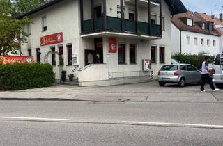 Mehrfamilienhaus kaufen in 81825 Trudering-Riem, Freistehendes Mehrfamilienhaus mit Gewerbefläche und Parkplätzen.