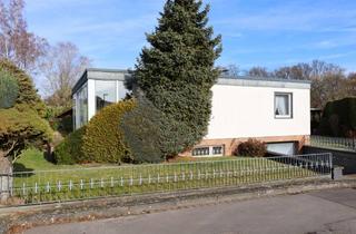 Haus kaufen in 51519 Odenthal, Hahnenberg, schöner Bungalow mit Garten, Wintergarten und Garage in Odenthal-Glöbusch